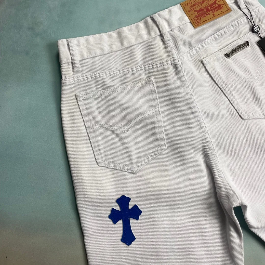 🅿️240 🔘Style No.-KL121 🔘Cro Heart𝐂𝐡𝐫𝐨𝐦𝐞 𝐇𝐞𝐚𝐫𝐭 Miami high street white and blue cross patchwork leather retro straight jeans* are carefully crafted with top-notch heavy-duty washing technology, and every process is dedicated to ingenuity. The calfskin is precisely laser-cut and turned into exquisite crosses, showing a luxurious texture in every detail. Paired with distressed silver hardware, the retro charm and fashion style are cleverly blended. The straight-leg design is a unique one, instantly slimming the upper body, modifying the lines of the legs, and showing a neat and capable temperament. From fabric selection to craftsmanship, every step is strictly controlled to show high-end quality and be clearly distinguished from ordinary products on the market. It is tailor-made for you who pursue the ultimate fashion.  Size: S M L XL (28.30.32.34) Color: White